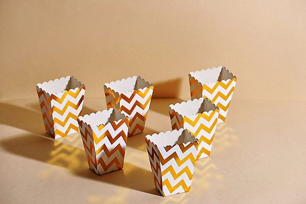 포토 JPG 해외이미지 실내 통 사람없음 반사 영화 팝콘 영화소품 베이지색배경 해외포토 백그라운드 문화예술 내부 오브젝트 베이지색 파일형식 이미지허브