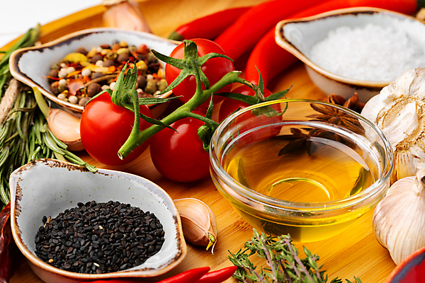 포토 JPG 해외이미지 식재료 방울토마토 고추 실내 사람없음 올리브오일 허브 향신료 나무그릇 통마늘 통후추 해외포토 식물 그릇 토마토 채소 마늘 내부 목재 기름_음식 후추 향미료 파일형식 이미지허브