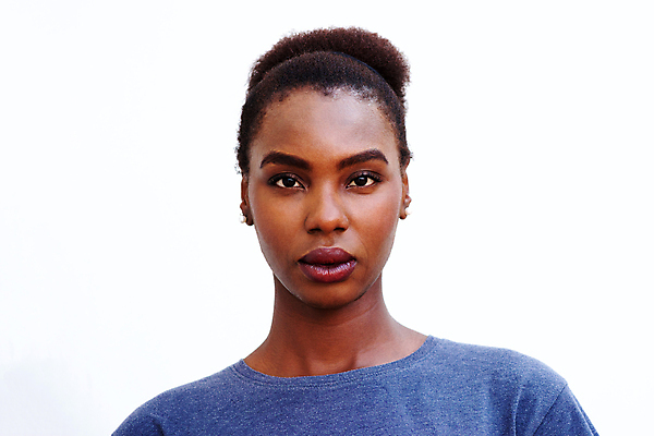 포토 JPG 해외이미지 모델 1 라이프스타일 응시 여자 얼굴 벽 백그라운드 한명 사람 성인 뷰티 유행 우주 검은색 공백 흰색 표현 시원함 노려봄 고립 심각 스타일 해외포토 시선 컬러 컨셉 표정 생활 신체부위 파일형식 이미지허브