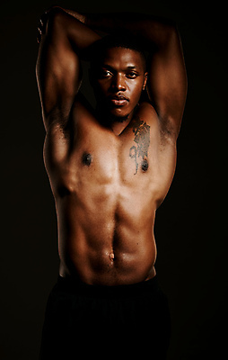 포토 JPG 해외이미지 남자 흑인 검은배경 실내 한명 상반신 성인 앞모습 손들기 어둠 근육질 성인남자한명만 해외포토 서양인 1 뷰포인트 백그라운드 모션 근육 사람 내부 검은색 몸매 남자한명만 성인남자만 파일형식 이미지허브