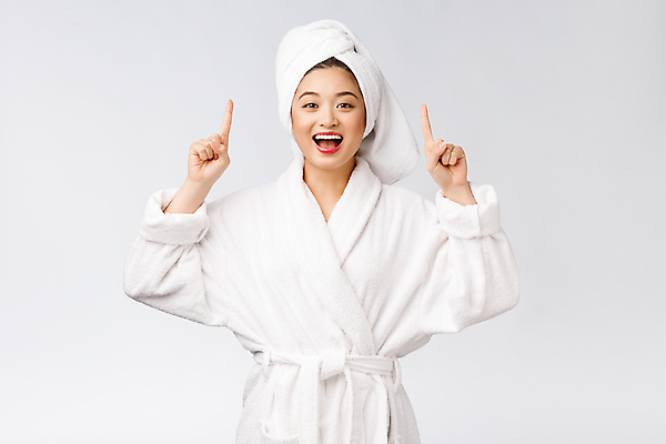 포토 JPG 해외이미지 여자 한명 상반신 성인 앞모습 뷰티 흰색 가리킴 목욕가운 성인여자한명만 해외202309 해외포토 1 뷰포인트 컬러 사람 손짓 가운 여자한명만 성인여자만 파일형식 이미지허브