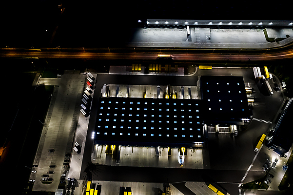 포토 JPG 해외이미지 공원 산업 도로 비즈니스 교통시설 자동차 안테나 사람없음 건물 트럭 화물 도시 센터 역 상품 정상 야간 주식 컨테이너 창고 상업 머리위 지역 트랙터 수납 짐차 무거움 트레일러 물류 슈퍼마켓 드론 분배 수입 터미널 해외포토 자연요소 건축물 공공시설 길 육상교통 교통 통신 금융 상점 운송업 무게 농기계 시설 특수차량 파일형식 이미지허브