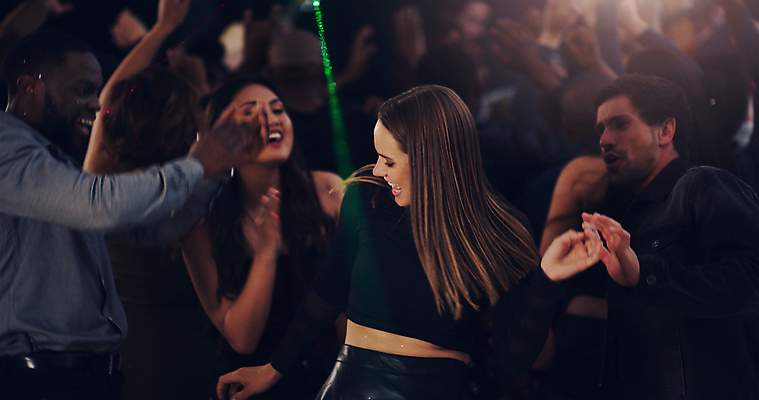 포토 JPG 해외이미지 라이프스타일 여자 남자 행복 함께함 실내 미소 여러명 상반신 20대 성인 뒷모습 친구 빛 파티 어둠 춤 그룹 야간 클럽 흥분 성인만 해외포토 자연요소 감정 뷰포인트 다수 컨셉 관계 문화예술 표정 사람 이벤트 청년 내부 생활 파일형식 이미지허브