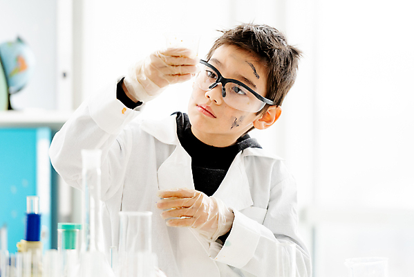 포토 JPG 해외이미지 서양인 응시 남자 어린이 실내 실험기구 실험 한명 들기 소년 상반신 앞모습 아웃포커스 실험복 보안경 소년한명만 해외포토 외국인 1 시선 뷰포인트 과학 모션 촬영기법 사람 내부 가운 안전장비 남자한명만 소년만 파일형식 이미지허브