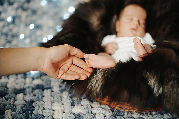 포토 JPG 해외이미지 전신 손 털 실내 한명 앞모습 아웃포커스 신체부위 눕기 만지기 아기 신생아 잠 작음 해외포토 1 뷰포인트 모션 촬영기법 사람 내부 크기 파일형식 이미지허브