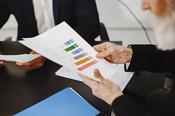 포토 JPG 해외이미지 백인 직업 남자 안경 백그라운드 2 회사 비즈니스 사업가 탁자 성공 노동자 수염 미소 사람 앉기 정장 성인 두명 사무실 회색 업무 비즈니스맨 자신감 종업원 스마트 경영자 섞기 옛날 정중 해외포토 서양인 잡화 옷 감정 컬러 가구 컨셉 모션 표정 작업 직장인 리더 파일형식 이미지허브