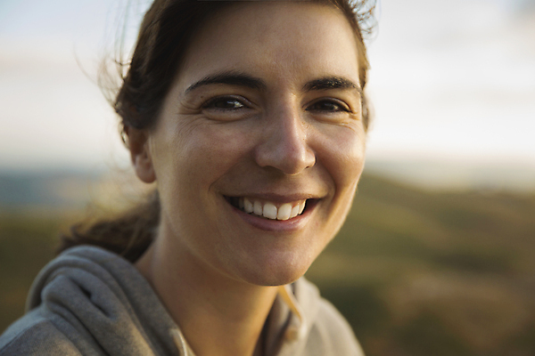 포토 JPG 해외이미지 백인 응시 여자 행복 얼굴 자연 산 갈색머리 한명 미소 사람 야외 태양 기쁨 시골 명상 고민 히스패닉 내추럴 무료 해외포토 자연요소 서양인 1 헤어스타일 시선 감정 표정 신체부위 생태계 파일형식 이미지허브