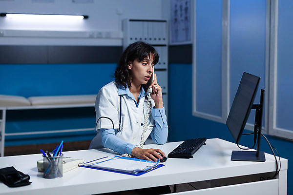 포토 JPG 해외이미지 응시 여자 의학 실내 한명 들기 상반신 성인 옆모습 컴퓨터 사무실 의사 잡기 전화기 책상 통화 진료실 성인여자한명만 해외포토 1 시선 뷰포인트 가구 비즈니스 모션 병원 사람 내부 전자제품 진료 의료진 여자한명만 성인여자만 파일형식 이미지허브