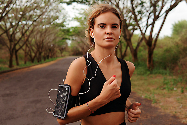 포토 JPG 해외이미지 나무 1 라이프스타일 계절 공원 여자 도로 음악 스포츠 여행 포즈 백그라운드 컨셉 잎 자연 건강 한명 사람 야외 초록색 스마트폰 운동복 달리기 조깅 노란색 헤드폰 신선 숲 달리기선수 혼자 스타일 해외포토 식물 옷 공공시설 길 컬러 음향기기 교통시설 모션 문화예술 생활 핸드폰 스마트기기 운동 생태계 육상선수 파일형식 이미지허브