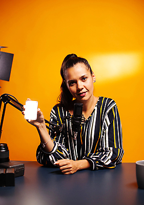 포토 JPG 해외이미지 여자 전등 한명 들기 상반신 성인 앞모습 컵 촬영 주황색 책상 마이크 방송 촬영실 성인여자한명만 유튜버 해외포토 1 식기 뷰포인트 컬러 음향기기 가구 모션 조명 사람 공간 여자한명만 성인여자만 파일형식 크리에이터 이미지허브