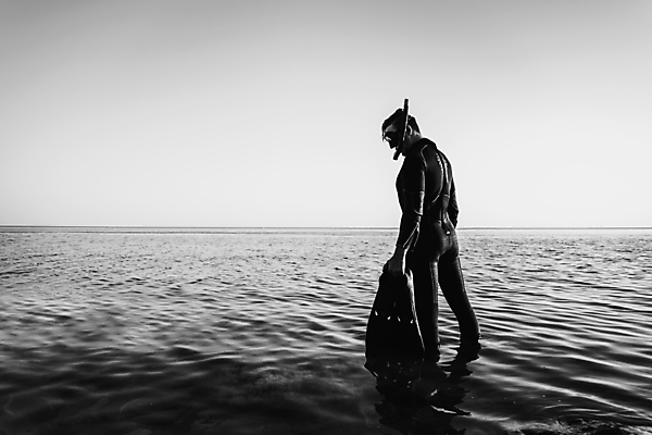 포토 JPG 해외이미지 1 라이프스타일 남자 스포츠 바다 자연 휴가 흑백 가면 한명 사람 성인 물 여름 검은색 수영 장비 흰색 잠수부 물갈퀴 필터 카피스페이스 효과 해외포토 자연요소 계절 컬러 촬영기법 생활 공백 수상스포츠 전문직 생태계 파일형식 이미지허브