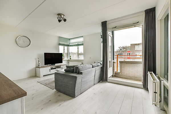 포토 JPG 해외이미지 거실 창문 실내 사람없음 인테리어 소파 텔레비전 발코니 커튼 벽시계 심플 라디에이터 거실장 해외포토 디자인 시계 가구 의자 내부 전자제품 파일형식 이미지허브