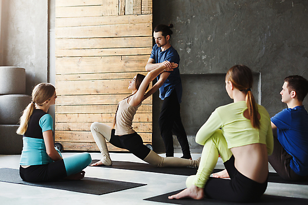 포토 JPG 해외이미지 전신 여자 남자 요가 실내 서기 앉기 여러명 성인 옆모습 뒷모습 건강관리 강사 요가자세 잡기 가르침 그룹 요가복 성인만 해외포토 직업 웰빙 교육 뷰포인트 포즈 다수 모션 건강 관리 사람 내부 운동복 파일형식 이미지허브