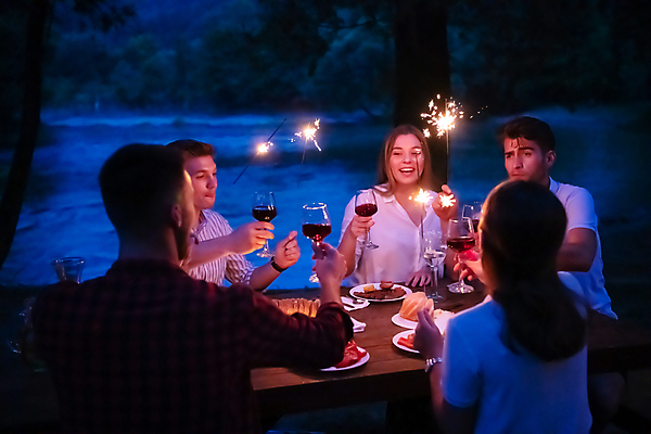 포토 JPG 해외이미지 접시 여자 남자 음식 와인잔 폭죽 들기 여러명 상반신 성인 야외 강 파티 저녁식사 저녁 레드와인 즐거움 건배 성인만 해외포토 식기 감정 다수 술잔 모션 사람 이벤트 와인 식사 야간 파일형식 이미지허브