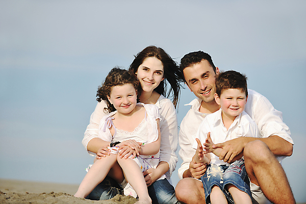 포토 JPG 해외이미지 주간 라이프스타일 여자 남자 딸 행복 아들 어린이 모래 바다 여행 가족 안기 하늘 엄마 휴가 사랑 웃음 사람 앉기 여러명 상반신 성인 야외 앞모습 여행객 기쁨 자녀 아빠 해외포토 자연요소 감정 뷰포인트 다수 관계 모션 표정 생활 파일형식 이미지허브