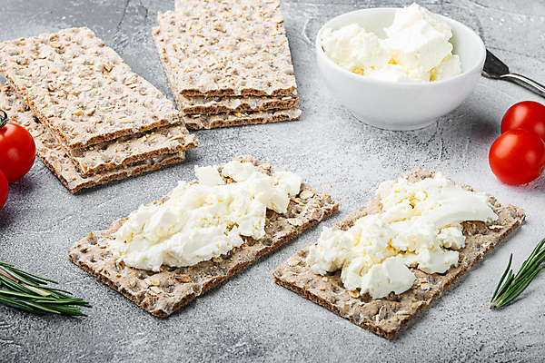 포토 JPG 해외이미지 회색배경 치즈 실내 사람없음 크래커 애피타이저 페타치즈 호밀크래커 해외포토 음식 백그라운드 유제품 내부 쿠키 회색 파일형식 이미지허브