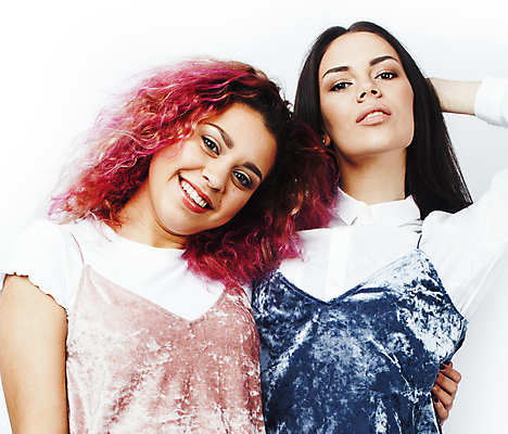 포토 JPG 해외이미지 백인 학생 라이프스타일 커플 여자 행복 감정 분홍색 포즈 2 갈색머리 함께함 동양인 두명 금발 뷰티 파티 유행 우정 흰색 도시 시원함 멀티 진짜 힙스터 해외포토 서양인 헤어스타일 패션 컬러 컨셉 관계 사람 인종 이벤트 생활 친구 파일형식 이미지허브