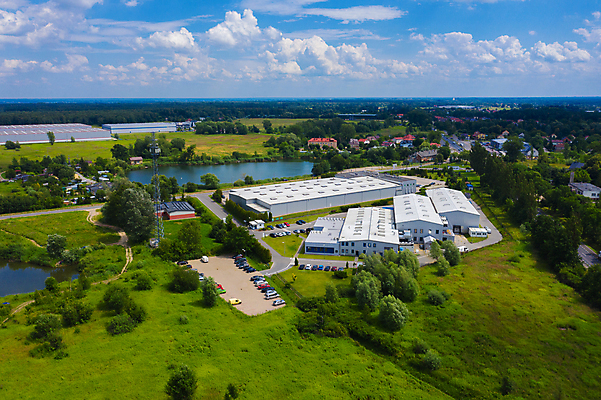 포토 JPG 해외이미지 산업 비즈니스 공장 교통시설 자동차 안테나 사람없음 건물 문 화물 센터 상품 큼 창고 상업 수납 짐차 트레일러 물류 드론 분배 수입 해외포토 건축물 육상교통 교통 통신 공업 운송업 크기 시설 파일형식 이미지허브