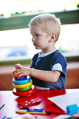 포토 JPG 해외이미지 교육 남자 어린이 교실 놀이 실내 한명 소년 상반신 옆모습 아웃포커스 장난감 유치원 책상 교구 소년한명만 해외포토 1 뷰포인트 가구 학교 촬영기법 사람 내부 남자한명만 소년만 파일형식 이미지허브