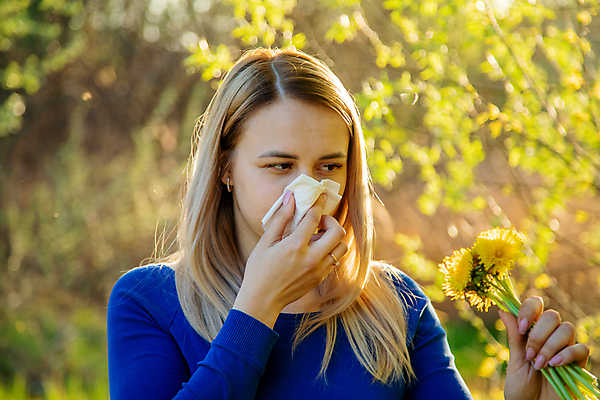 포토 JPG 해외이미지 백인 계절 공원 여자 꽃 밭 자연 건강 사람 초원 성인 사람없음 야외 초록색 여름 약 봄 고통 추위 벚꽃 열 조직 질병 불기 코 꽃가루 손수건 알레르기 돌봄 반응 인플루엔자 재채기 타격 해외포토 서양인 식물 공공시설 감정 컬러 농업 의학 모션 신체부위 바이러스 가루 생태계 파일형식 이미지허브
