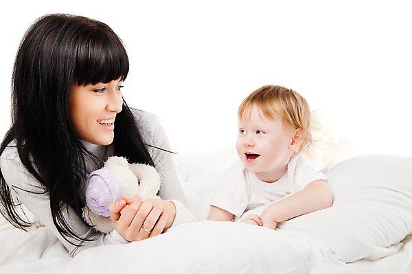 포토 JPG 해외이미지 백인 라이프스타일 응시 여자 행복 얼굴 어린이 가족 놀이 엄마 친절 함께함 건강 사랑 미소 웃음 사람 두명 기쁨 침실 육아 흰색 침대 아기 신생아 잡기 작음 거짓말 돌봄 해외포토 서양인 시선 감정 컬러 가구 컨셉 관계 모션 표정 생활 신체부위 크기 파일형식 이미지허브