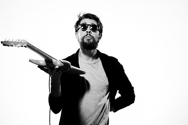 포토 JPG 해외이미지 남자 흑백 한명 손짓 상반신 성인 앞모습 선글라스 올려보기 기타 매기 기타리스트 로큰롤 락스타 성인남자한명만 해외포토 1 안경 음악 뷰포인트 모션 현악기 촬영기법 사람 연주자 남자한명만 성인남자만 파일형식 이미지허브