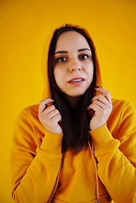 포토 JPG 해외이미지 백인 모델 라이프스타일 응시 여자 감정 포즈 청소년 갈색머리 실내 표정 한명 가로 노란색 방 개성 노란배경 성격 스타일 해외포토 서양인 1 헤어스타일 시선 컬러 백그라운드 사람 내부 생활 파일형식 이미지허브