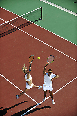 포토 JPG 해외이미지 주간 전신 여자 남자 들기 성인 야외 두명 앞모습 옆모습 하이앵글 점프 테니스 테니스라켓 테니스장 테니스선수 테니스복 성인만 해외포토 자연요소 뷰포인트 스포츠시설 모션 운동선수 사람 운동복 구기 라켓 파일형식 이미지허브