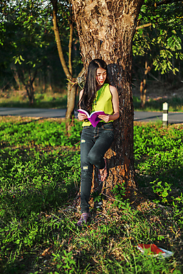 포토 JPG 해외이미지 나무 백인 학생 라이프스타일 공원 여자 교육 행복 백그라운드 컨셉 태국 자연 휴식 한국 한명 서기 미소 사람 동양인 성인 야외 책 초록색 여름 스터디 독서 일본 중국 가을 흰색 청바지 잡기 읽기 해외포토 서양인 식물 1 계절 공공시설 감정 아시아 컬러 바지 모션 표정 인종 생활 학습 생태계 파일형식 이미지허브