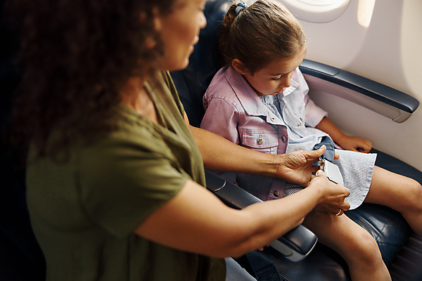 포토 JPG 해외이미지 손 여자 어린이 여행 의자 가족 비행기 앉기 상반신 성인 두명 옆모습 비행기내부 좌석벨트 여자만 해외포토 뷰포인트 가구 관계 항공교통 모션 대중교통 사람 내부 신체부위 파일형식 이미지허브