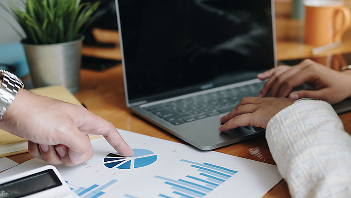 포토 JPG 해외이미지 손 비즈니스 그래프 실내 아웃포커스 신체부위 노트북 가리킴 타이핑 업무 문서 해외포토 촬영기법 사람 손짓 내부 전자제품 작업 파일형식 이미지허브