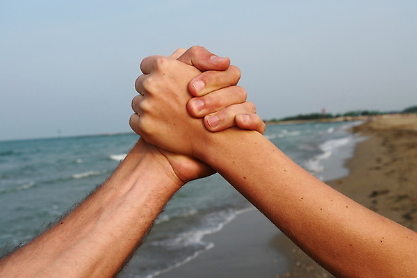 포토 JPG 해외이미지 라이프스타일 손 커플 여자 남자 감정 모래 결혼 손가락 관계 포옹 결혼식 휴식 함께함 사랑 안전 사람 소년 사람없음 물 친구 산책 낭만 터치 신혼여행 잡기 날짜 부드러움 해외포토 자연요소 어린이 컨셉 안기 모션 이벤트 생활 신체부위 감각 파일형식 이미지허브