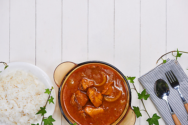 포토 JPG 해외이미지 포크 밥 실내 사람없음 하이앵글 숟가락 흰배경 카레 치킨카레 카레요리 카피스페이스 해외포토 식기 음식 뷰포인트 백그라운드 수저 내부 공백 흰색 파일형식 이미지허브