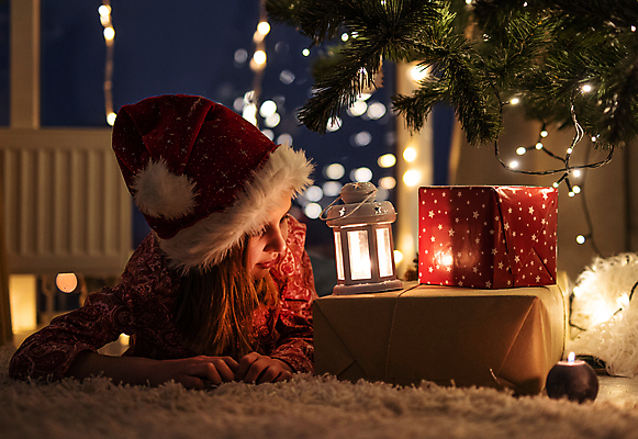 포토 JPG 해외이미지 응시 여자 어린이 엎드리기 크리스마스 산타모자 실내 크리스마스선물 한명 상반신 앞모습 선물상자 빛 어둠 랜턴 소녀한명만 해외포토 모자_잡화 1 시선 기념일 뷰포인트 모션 조명 선물 사람 내부 상자 여자한명만 소녀만 파일형식 이미지허브