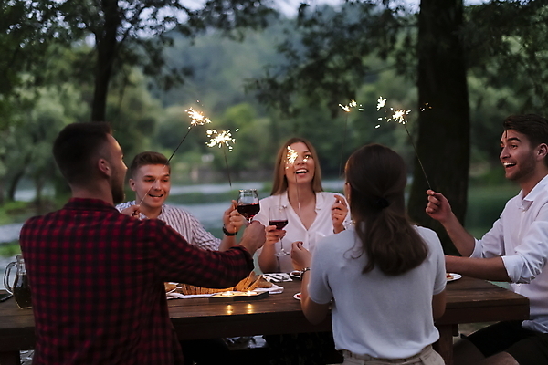 포토 JPG 해외이미지 라이프스타일 응시 여자 남자 행복 와인잔 휴가 함께함 들기 여러명 상반신 성인 야외 앞모습 옆모습 뒷모습 파티 저녁식사 우정 저녁 성인만 스파클라 해외포토 시선 감정 뷰포인트 다수 컨셉 술잔 모션 폭죽 사람 이벤트 생활 친구 식사 야간 파일형식 이미지허브