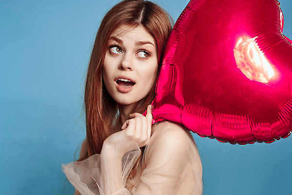 포토 JPG 해외이미지 응시 드레스 여자 한명 성인 옆모습 하트 잡기 파란배경 하트풍선 풍선 성인여자한명만 해외포토 모양 1 시선 옷 뷰포인트 백그라운드 모션 사람 파란색 여자한명만 성인여자만 파일형식 이미지허브