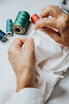 포토 JPG 해외이미지 직업 전통 손 옷 여자 줄 백그라운드 2 취미 목재 세명 초록색 파란색 빛 세트 뷰티 노란색 우주 수확 흰색 기구 공구 직물 업무 작업실 황금 실 수리 선탠 바느질 천 복고 땀 만들기 DIY 얼레 고립 옛날 정중 카피스페이스 해외포토 나무 컬러 컨셉 농업 재료 모션 사람 신체부위 공백 도구 작업 파일형식 이미지허브