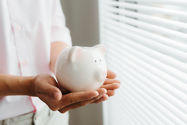 포토 JPG 해외이미지 손 남자 한명 들기 상반신 성인 신체부위 저축 돼지저금통 성인남자한명만 해외포토 1 모션 사람 금융 저금통 남자한명만 성인남자만 파일형식 이미지허브