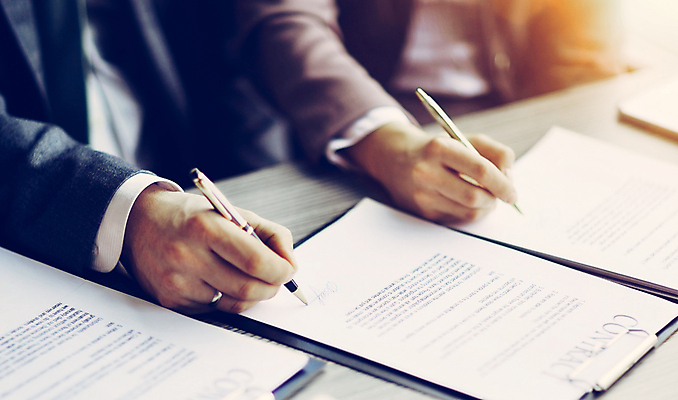 포토 JPG 해외이미지 손 비즈니스 실내 들기 신체부위 펜 기록 계약 문서 계약서 계약체결 해외포토 모션 사람 내부 필기구 파일형식 이미지허브