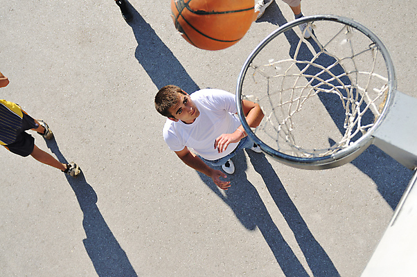 포토 JPG 해외이미지 전신 남자 스포츠 발 농구 농구공 그림자 야외 신체부위 10대 세명 올려보기 하반신 슛 농구대 골 십대남자만 해외포토 공 모션 청소년 사람 구기 골대 남자만 십대만 파일형식 이미지허브