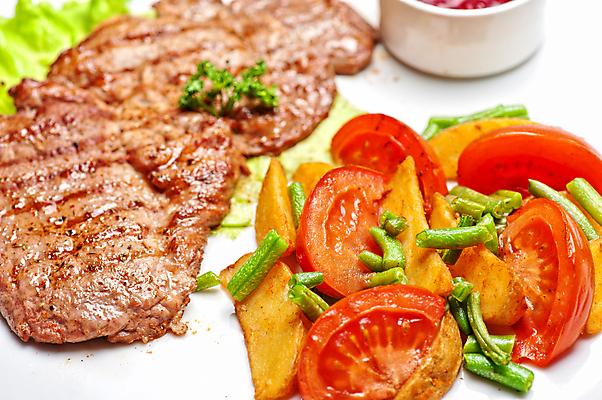 포토 JPG 해외이미지 방울토마토 실내 스테이크 사람없음 소고기 흰배경 해외포토 백그라운드 토마토 서양음식 육류 내부 흰색 파일형식 이미지허브