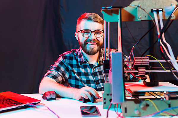 포토 JPG 해외이미지 남자 안경 실내 한명 미소 상반신 성인 앞모습 과학기술 작업 기술자 제조 인공 3D프린터 성인남자한명만 4차산업 해외포토 직업 1 잡화 산업 뷰포인트 기술 표정 사람 내부 인쇄기 남자한명만 성인남자만 파일형식 이미지허브