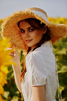 포토 JPG 해외이미지 주간 여자 꽃밭 해바라기 한명 상반신 성인 야외 옆모습 아웃포커스 밀짚모자 성인여자한명만 해외포토 자연요소 모자_잡화 1 꽃 뷰포인트 촬영기법 사람 여자한명만 성인여자만 파일형식 이미지허브