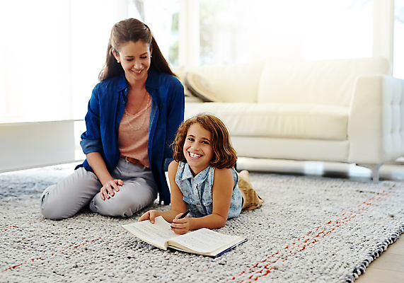 포토 JPG 해외이미지 전신 백인 여자 어린이 엎드리기 거실 모녀 함께함 실내 웃음 성인 두명 앞모습 책 독서 여자만 해외포토 서양인 딸 뷰포인트 컨셉 가족 모션 엄마 표정 사람 내부 파일형식 이미지허브