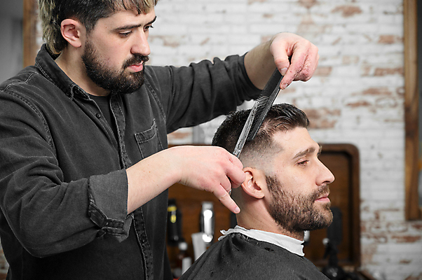 포토 JPG 해외이미지 직업 라이프스타일 헤어스타일 손 남자 얼굴 의자 비즈니스 기술 사람 성인 두명 뷰티 머리 유행 상점 수확 머리빗 작업 닫기 미용사 이발 자르기 고객 서비스 머리장식 몸단장 이발소 돌봄 스타일리스트 스타일링 이발사 스타일 힙스터 해외포토 패션 가구 농업 모션 생활 신체부위 장식 미용용품 뷰티샵 파일형식 이미지허브