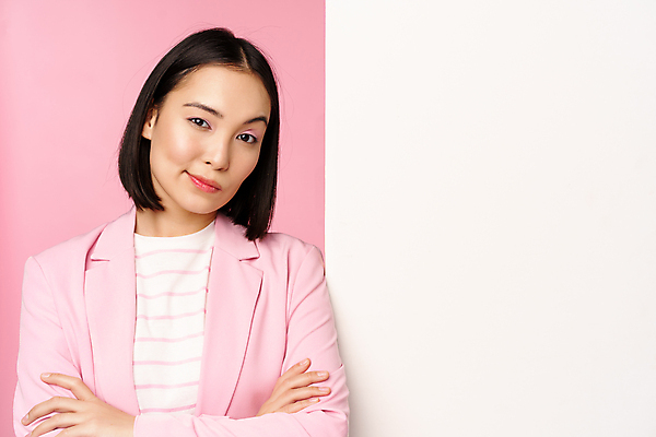 포토 JPG 해외이미지 배너 응시 여자 한명 서기 동양인 상반신 성인 팔짱 표현 비즈니스우먼 성인여자한명만 카피스페이스 분홍색배경 해외포토 1 시선 분홍색 백그라운드 비즈니스 모션 사람 인종 공백 직장인 여자한명만 성인여자만 파일형식 이미지허브