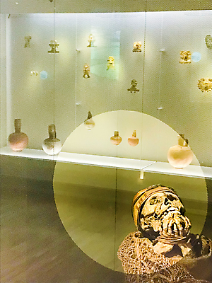 포토 JPG 해외이미지 모양 디자인 얼굴 선 여행 골격 그림자 사람 사람없음 내부 빛 여행객 장비 죽음 원형 남아메리카 역사 황금 묘사 박물관 기하학 구성 해골모형 스타일 해외포토 도형 무늬 아메리카 신체부위 모형 파일형식 이미지허브