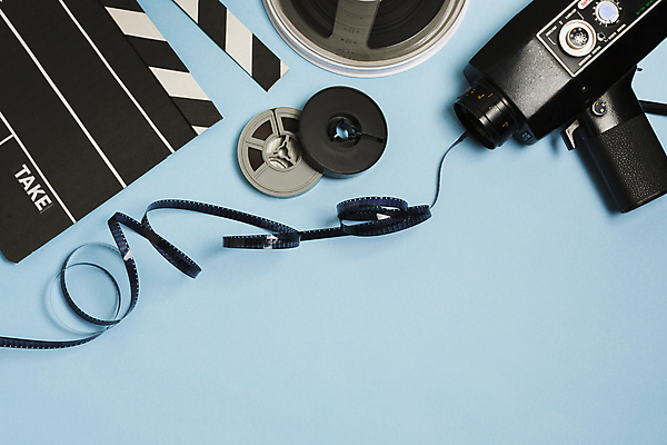 포토 JPG 해외이미지 실내 사람없음 하이앵글 클래퍼보드 필름 영화 파란배경 영사기 영화소품 해외포토 뷰포인트 백그라운드 문화예술 내부 파란색 오브젝트 파일형식 이미지허브