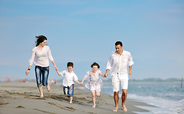 포토 JPG 해외이미지 주간 전신 라이프스타일 여자 남자 딸 행복 아들 어린이 바다 여행 가족 엄마 휴가 사랑 웃음 사람 여러명 성인 해변 야외 앞모습 달리기 여행객 손잡기 기쁨 자녀 아빠 해외포토 자연요소 감정 뷰포인트 다수 관계 모션 표정 생활 파일형식 이미지허브