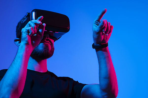 포토 JPG 해외이미지 남자 한명 상반신 성인 옆모습 손들기 가리킴 스마트 하이테크 착용 웨어러블 가상현실 성인남자한명만 오큘러스 VR기기 해외포토 1 뷰포인트 컨셉 모션 기술 사람 손짓 기계 남자한명만 성인남자만 파일형식 이미지허브